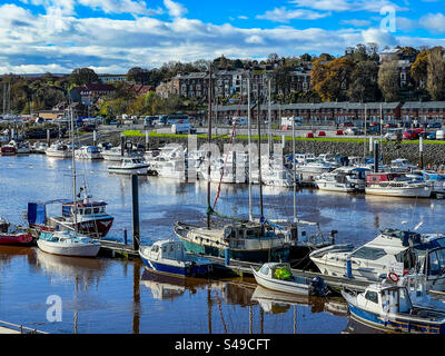 Vista sul fiume Esk a Whitby, North Yorkshire Foto Stock