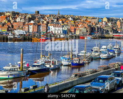 Vista sul fiume Esk a Whitby, North Yorkshire Foto Stock