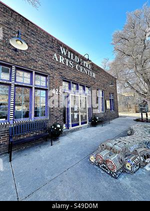 Berthoud, Colorado, Stati Uniti: Wildfire Arts Center durante l'inverno. Situato nel centro storico. Vista esterna. Edificio storico in mattoni rossi con arte a mosaico all'esterno. Foto Stock