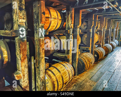 Botti di bourbon del Kentucky invecchiate in un magazzino Rickhouse, dove le botti vengono immagazzinate prima di versare e mescolare Foto Stock