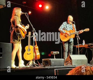 I virtuosi chitarristi Molly Tuttle e Tommy Emmanuel si esibiscono al Corn Exchange, Exeter, Devon, Regno Unito il 10 gennaio 2024. Molly Tuttle sostiene Tommy Emmanuel durante il suo tour nel Regno Unito, gennaio 2024. Foto Stock