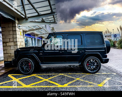 Mercedes Benz G63 parcheggiata nel parco al dettaglio del Regno Unito Foto Stock