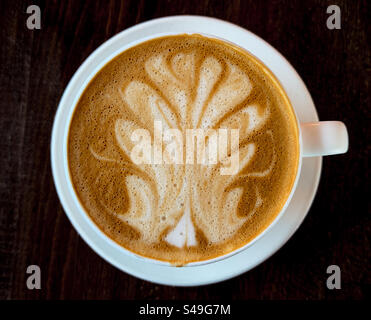 Tazza di latte caldo decorata con schiuma art Foto Stock