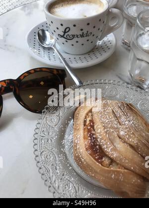 Colazione a Napoli, Italia con una tipica sfogliatella napoletana Foto Stock