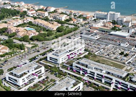 Vista aerea con droni della Nouvelle Vague résidence a Palavas, Occitanie, Francia Foto Stock