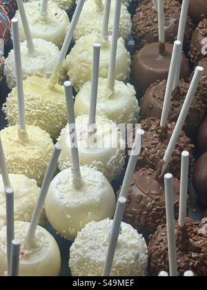 Primo piano di dolci assortiti al cioccolato, al cocco e al limone su bastoncini, esposti ad Atene, Grecia. Foto Stock