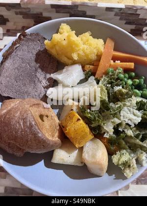Tradizionale cena britannica domenicale con arrosto di manzo e verdure Foto Stock