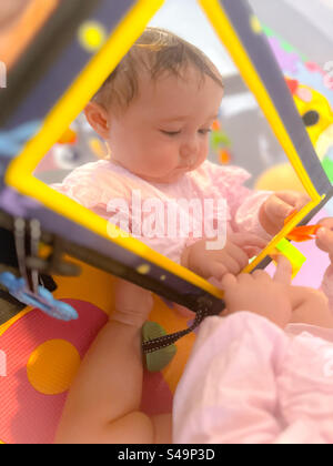 Bambini e specchi. Concetto di auto-consapevolezza Foto Stock