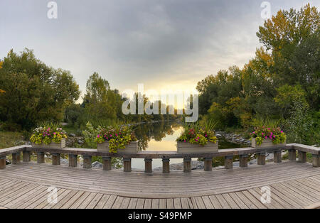 Colori autunnali, riflesso del fogliame degli alberi autunnali al Prince's Island Park, Calgary, Alberta, Canada. Foto Stock