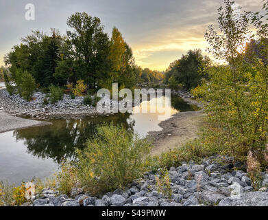 Colori autunnali, riflesso del fogliame degli alberi autunnali al Prince's Island Park, Calgary, Alberta, Canada. Foto Stock