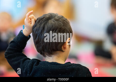 Stuttgart, Germania. Xv Mar, 2019. Un ragazzo di report in un asilo nido. Credito: Sebastian Gollnow/dpa/Alamy Live News Foto Stock