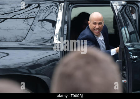 Claremont, New Hampshire, Stati Uniti d'America. Xv Mar, 2019. Il candidato presidenziale COREY BOOKER arriva alla fermata di campagna in Claremont, New Hampshire Credito: Preston Ehrler/ZUMA filo/Alamy Live News Foto Stock