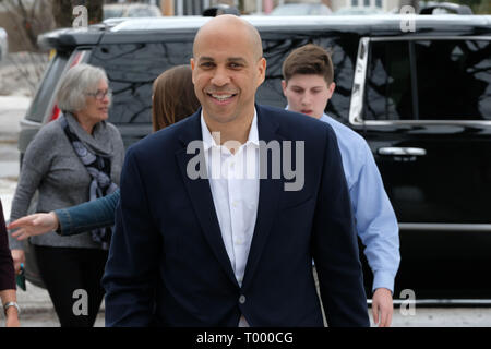 Claremont, New Hampshire, Stati Uniti d'America. Xv Mar, 2019. Il candidato presidenziale COREY BOOKER arriva alla fermata di campagna in Claremont, New Hampshire Credito: Preston Ehrler/ZUMA filo/Alamy Live News Foto Stock