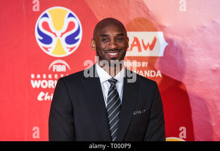 Shenzhen, Cina la provincia di Guangdong. 16 Mar, 2019. Kobe Bryant reagisce prima di disegnare la cerimonia del 2019 basket FIBA World Cup a Shenzhen, Cina del sud della provincia di Guangdong, 16 marzo 2019. Credito: Mao Siqian/Xinhua/Alamy Live News Foto Stock