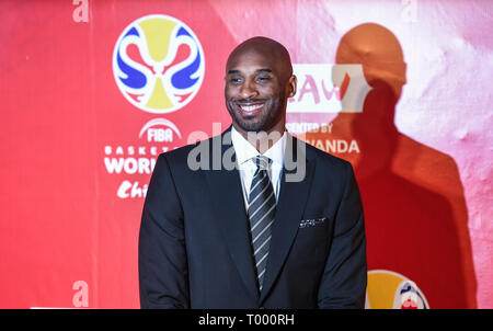 Shenzhen, Cina la provincia di Guangdong. 16 Mar, 2019. Kobe Bryant reagisce prima di disegnare la cerimonia del 2019 basket FIBA World Cup a Shenzhen, Cina del sud della provincia di Guangdong, 16 marzo 2019. Credito: Mao Siqian/Xinhua/Alamy Live News Foto Stock