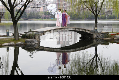 Wuhan, la Cina della provincia di Hubei. 16 Mar, 2019. Donne che indossano costumi tradizionali visita Wuhan Garden Expo Park a Wuhan, Cina centrale della provincia di Hubei, 16 marzo 2019. Credito: Cheng Min/Xinhua/Alamy Live News Foto Stock