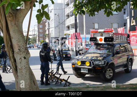 Naha, Okinawa, in Giappone. 16 Mar, 2018. Giapponese gruppo nazionalista visto durante il rally.Oltre a decine di migliaia di cittadini rally protestando contro la nuova base militare statunitense di costruzione in Henoko. Più del 70% degli elettori si è rifiutato di base nuova costruzione negli ultimi referendum in febbraio, 2019. Credito: Jinhee Lee/SOPA Immagini/ZUMA filo/Alamy Live News Foto Stock