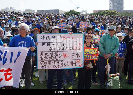 Naha, Okinawa, in Giappone. 16 Mar, 2018. Enorme folla dei cittadini vede con cartelli durante la dimostrazione.Oltre a decine di migliaia di cittadini rally protestando contro la nuova base militare statunitense di costruzione in Henoko. Più del 70% degli elettori si è rifiutato di base nuova costruzione negli ultimi referendum in febbraio, 2019. Credito: Jinhee Lee/SOPA Immagini/ZUMA filo/Alamy Live News Foto Stock