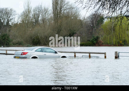 Hereford, Herefordshire, Regno Unito - Sabato 16 Marzo 2019 - Regno Unito - Previsioni del tempo - un auto circondato da acqua di inondazione in un parcheggio accanto al fiume Wye a Hereford - Agenzia per l'ambiente ha attualmente 17 avvisi di alluvione e 57 avvisi di inondazioni in tutta l'Inghilterra con più heavy rain meteo sul Galles e del West nel corso del fine settimana. Foto Steven può /Alamy Live News Foto Stock