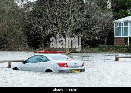 Hereford, Herefordshire, Regno Unito - Sabato 16 Marzo 2019 - Regno Unito - Previsioni del tempo - un auto circondato da acqua di inondazione in un parcheggio accanto al fiume Wye a Hereford - Agenzia per l'ambiente ha attualmente 17 avvisi di alluvione e 57 avvisi di inondazioni in tutta l'Inghilterra con più heavy rain meteo sul Galles e del West nel corso del fine settimana. Foto Steven può /Alamy Live News Foto Stock