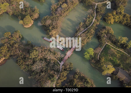 (190316) -- HANGZHOU, 16 marzo 2019 (Xinhua) -- foto aerea adottate il 16 marzo 2019 mostra la molla scenario in Nazionale Xixi Wetland Park in Hangzhou, a est della capitale cinese della Provincia di Zhejiang. (Xinhua/Huang Zongzhi) Foto Stock