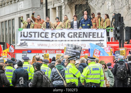 Londra, UK, 16 Mar 2019. Giustizia per vigili del fuoco Greenfell unirsi alla protesta e allegria con la folla. A marzo, organizzati da gruppi di attivisti 'stand fino al razzismo" e "Amo la musica odio il razzismo' e supportati da sindacati TUC e di Unison, procede da Hyde Park Corner via Piccadilly e Trafalgar Square a Whitehall e Downing Street a Westminster. Eventi simili sono detenute in altre posizioni sul ONU contro il razzismo al giorno. Credito: Imageplotter/Alamy Live News Foto Stock