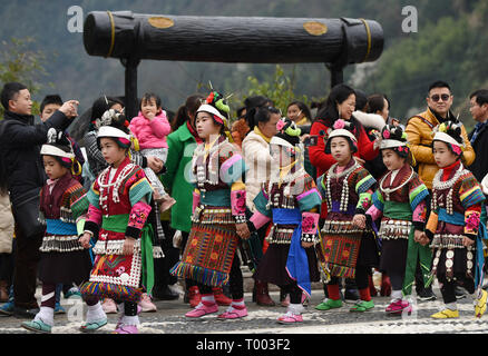 Danzhai, della Cina di Guizhou. 16 Mar, 2019. I ragazzi di Miao gruppo etnico danza al ritmo del tamburo di legno battendo, durante la celebrazione annuale della Fangu Drumming Festival, al Villaggio Qingjiang, Danzhai County, a sud-ovest della Cina di Guizhou, 16 marzo 2019. Il Fangu Drumming Festival, un tradizionale festival locale con una storia di quasi 600 anni, caratteristiche di di legno-tamburo dancing, corride, antiphonal love song il canto e altre popolari tradizionali forme d'arte. Credito: Yang Wenbin/Xinhua/Alamy Live News Foto Stock