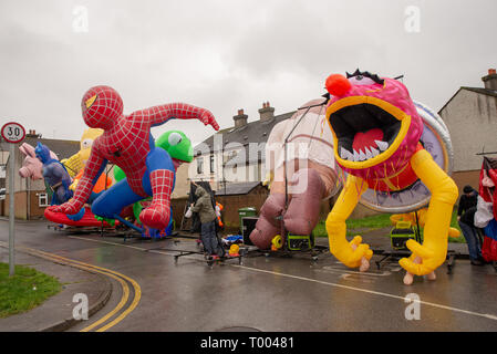 L'Irlanda. 16 marzo 2019. Grandi galleggianti gonfiabili vengono preparati per il 2019 Athlone San Patrizio parata del giorno: Credito Eoin Healy/Alamy Live News Foto Stock