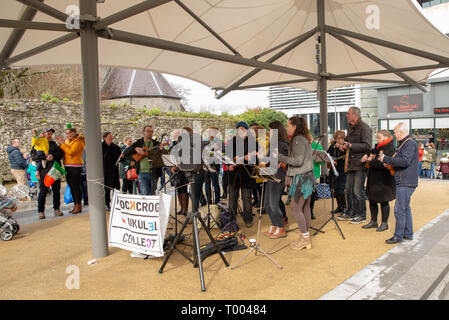 L'Irlanda. 16 marzo 2019. Il Knockcroghery Ukulele collettivo di riprodurre alcuni brani in athlone town center per il San Patrizio parata del giorno le feste del 2019. Credito: Eoin Healy/Alamy Live News Foto Stock