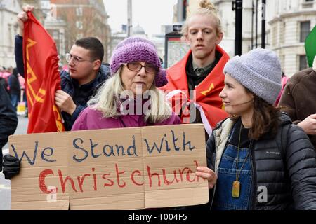 16 marzo 2019. Una delle donne detiene una targhetta per mostrare il suo cordoglio per le vittime degli attentati gun attacco su due moschee in Nuova Zelanda.ONU contro il razzismo giorno dimostrazione,Whitehall,London.UK Foto Stock