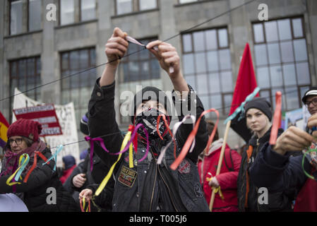 Varsavia, Mazowieckie, Polonia. 16 Mar, 2019. Un manifestante vedere appeso ribbon colorati durante la lotta contro il razzismo giorno sciopero a Varsavia. Centinaia di persone si sono unite a marzo contro il razzismo, estrema destra e fascismo in Varsavia. La dimostrazione è stata una parte del global Anti-Racism giorno. Credito: Attila Husejnow SOPA/images/ZUMA filo/Alamy Live News Foto Stock