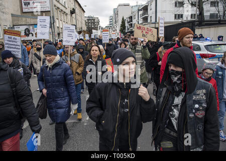 Varsavia, Mazowieckie, Polonia. 16 Mar, 2019. Manifestanti hanno visto la raccolta durante la lotta contro il razzismo giorno sciopero a Varsavia. Centinaia di persone si sono unite a marzo contro il razzismo, estrema destra e fascismo in Varsavia. La dimostrazione è stata una parte del global Anti-Racism giorno. Credito: Attila Husejnow SOPA/images/ZUMA filo/Alamy Live News Foto Stock