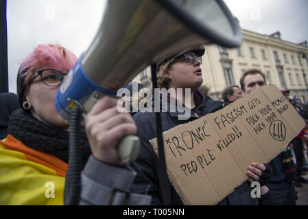 Varsavia, Mazowieckie, Polonia. 16 Mar, 2019. Una donna visto che parla attraverso un megafono durante la lotta contro il razzismo giorno sciopero a Varsavia. Centinaia di persone si sono unite a marzo contro il razzismo, estrema destra e fascismo in Varsavia. La dimostrazione è stata una parte del global Anti-Racism giorno. Credito: Attila Husejnow SOPA/images/ZUMA filo/Alamy Live News Foto Stock