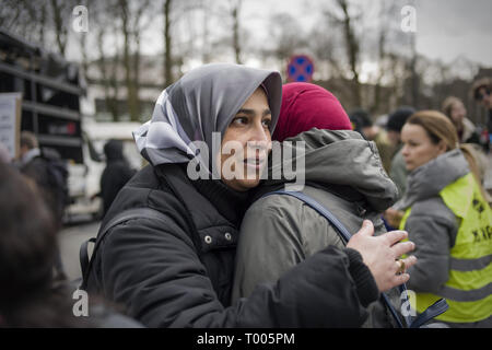 Varsavia, Mazowieckie, Polonia. 16 Mar, 2019. I musulmani donne visto abbracciando stessi durante la lotta contro il razzismo giorno sciopero a Varsavia. Centinaia di persone si sono unite a marzo contro il razzismo, estrema destra e fascismo in Varsavia. La dimostrazione è stata una parte del global Anti-Racism giorno. Credito: Attila Husejnow SOPA/images/ZUMA filo/Alamy Live News Foto Stock