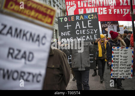 Varsavia, Mazowieckie, Polonia. 16 Mar, 2019. I manifestanti visto holding cartelloni durante la lotta contro il razzismo giorno sciopero a Varsavia. Centinaia di persone si sono unite a marzo contro il razzismo, estrema destra e fascismo in Varsavia. La dimostrazione è stata una parte del global Anti-Racism giorno. Credito: Attila Husejnow SOPA/images/ZUMA filo/Alamy Live News Foto Stock