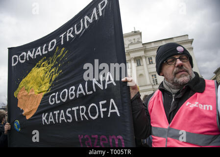 Varsavia, Mazowieckie, Polonia. 16 Mar, 2019. Un manifestante visto tenendo un grande striscione durante la lotta contro il razzismo giorno sciopero a Varsavia. Centinaia di persone si sono unite a marzo contro il razzismo, estrema destra e fascismo in Varsavia. La dimostrazione è stata una parte del global Anti-Racism giorno. Credito: Attila Husejnow SOPA/images/ZUMA filo/Alamy Live News Foto Stock