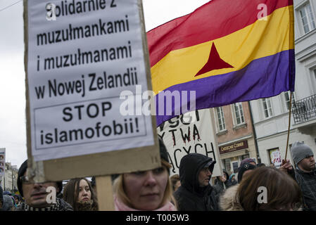 Varsavia, Mazowieckie, Polonia. 16 Mar, 2019. I manifestanti visto tenendo un cartello e una bandiera durante la lotta contro il razzismo giorno sciopero a Varsavia. Centinaia di persone si sono unite a marzo contro il razzismo, estrema destra e fascismo in Varsavia. La dimostrazione è stata una parte del global Anti-Racism giorno. Credito: Attila Husejnow SOPA/images/ZUMA filo/Alamy Live News Foto Stock