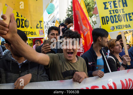 Atene, Grecia. 16 marzo 2019. I migranti e i rifugiati tenere cartelli e gridare slogan contro il razzismo e la chiusura delle frontiere nonché contro il greco partito neonazista Golden Dawn, attualmente in fase di sperimentazione con accuse come organizzazione criminale, omicidio, il possesso delle armi e della violenza razzista. Di sinistra e anti-le organizzazioni razziste in scena un rally in occasione della Giornata internazionale contro il razzismo per dimostrare contro la discriminazione e politiche razziste e comportamenti. © Nikolas Georgiou / Alamy Live News Foto Stock