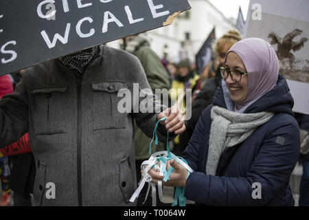 Varsavia, Mazowieckie, Polonia. 16 Mar, 2019. Una donna musulmana visto sorridere durante la lotta contro il razzismo giorno sciopero a Varsavia. Centinaia di persone si sono unite a marzo contro il razzismo, estrema destra e fascismo in Varsavia. La dimostrazione è stata una parte del global Anti-Racism giorno. Credito: Attila Husejnow SOPA/images/ZUMA filo/Alamy Live News Foto Stock