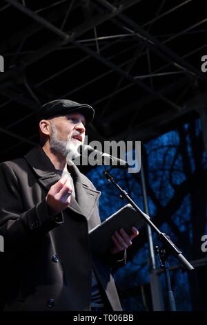 Vienna, Austria. Marzo 16, 2019. Il 21 marzo è la Giornata delle Nazioni Unite contro il razzismo. Intorno a questo giorno si stanno svolgendo le proteste in oltre 60 città in tutto il mondo nei giorni di azione. La piattaforma per un essere umano la politica in materia di asilo ospita anche una dimostrazione di massa su Sabato, 16 marzo sotto lo slogan contro il razzismo. Immagine mostra Erich Fenninger, direttore di Volkshilfe Österreich e portavoce della piattaforma per un essere umano la politica in materia di asilo. Credito: Franz Perc / Alamy Live News Foto Stock