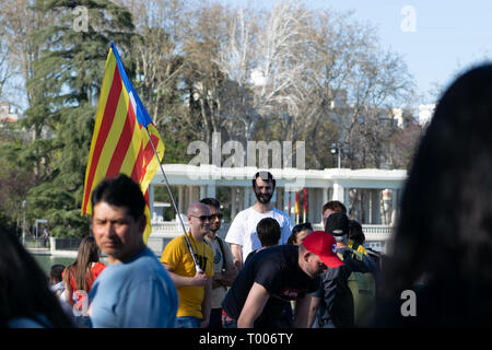 16 marzo, 2019. Madrid, Spagna. Indipendentista catalano manifestanti nel Parco del Retiro di Madrid prima del previsto per una marcia di protesta attraverso la capitale spagnola Foto Stock