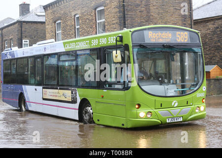 Walsden,Todmorden, Calderdale, UK. 16 marzo 2019. Un bus stato guidato attraverso le inondazioni nella valle di Calder. Walsden,Todmorden, Calderdale, Regno Unito, 16 marzo 2019 (C)Barbara Cook/Alamy Live News Credito: Barbara Cook/Alamy Live News Foto Stock