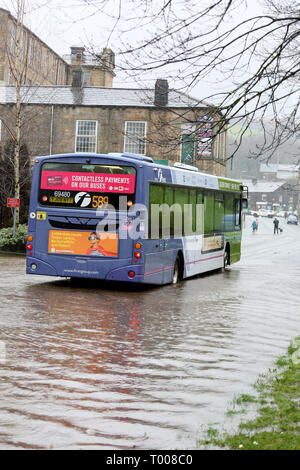 Walsden,Todmorden, Calderdale, UK. 16 marzo 2019. Un bus stato guidato attraverso le inondazioni nella valle di Calder. Walsden,Todmorden, Calderdale, Regno Unito, 16 marzo 2019 (C)Barbara Cook/Alamy Live News Credito: Barbara Cook/Alamy Live News Foto Stock