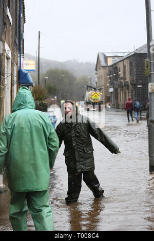 Walsden,Todmorden, Calderdale, UK. 16 marzo 2019. Pioggia pesante è causa di strade di alluvione nella valle di Calder. ,Walsden,Todmorden, Calderdale, Regno Unito, 16 marzo 2019 (C)Barbara Cook/Alamy Live News Credito: Barbara Cook/Alamy Live News Foto Stock