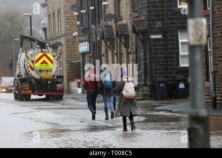 Walsden,Todmorden, Calderdale, UK. 16 marzo 2019. Pioggia pesante è causa di strade di alluvione nella valle di Calder. Le persone sono a piedi attraverso l'acqua di inondazione per rendere il loro modo per le loro destinazioni, Walsden,Todmorden, Calderdale, Regno Unito, 16 marzo 2019 (C)Barbara Cook/Alamy Live News Credito: Barbara Cook/Alamy Live News Foto Stock