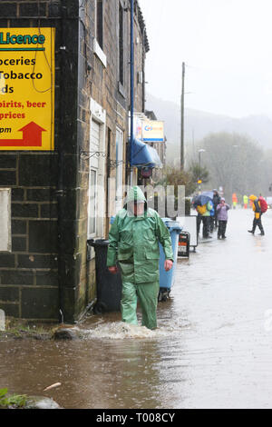 Walsden,Todmorden, Calderdale, UK. 16 marzo 2019. Pioggia pesante è causa di strade di alluvione nella valle di Calder. ,Walsden,Todmorden, Calderdale, Regno Unito, 16 marzo 2019 (C)Barbara Cook/Alamy Live News Credito: Barbara Cook/Alamy Live News Foto Stock