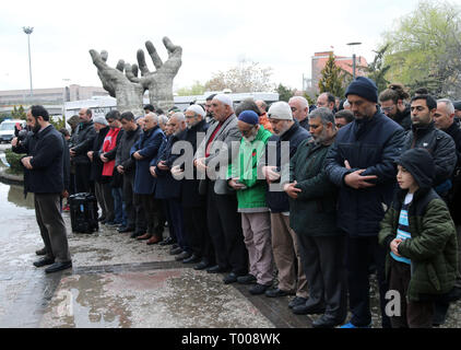 Ankara, Turchia. 16 Mar, 2019. Bagno turco le persone si radunano per pregare per le vittime in Nuova Zelanda moschea attacchi, ad Ankara, Turchia, il 16 marzo 2019. Il Presidente turco Recep Tayyip Erdogan ha condannato con fermezza gli attacchi contro due moschee in Nuova Zelanda città di Christchurch per venerdì. Credito: Mustafa Kaya/Xinhua/Alamy Live News Foto Stock