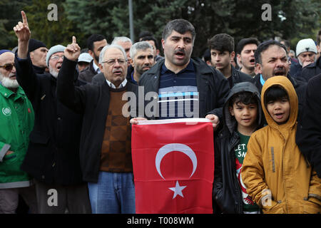 Ankara, Turchia. 16 Mar, 2019. Popolo turco prendere parte in una dimostrazione di condannare la Nuova Zelanda moschea attacchi, ad Ankara, Turchia, il 16 marzo 2019. Il Presidente turco Recep Tayyip Erdogan ha condannato con fermezza gli attacchi contro due moschee in Nuova Zelanda città di Christchurch per venerdì. Credito: Mustafa Kaya/Xinhua/Alamy Live News Foto Stock