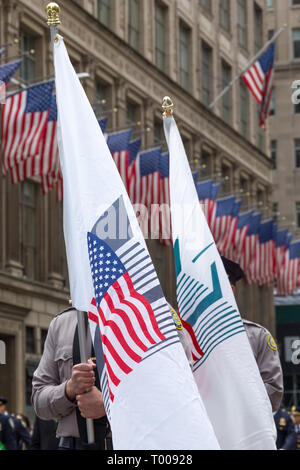 New York, Stati Uniti d'America. Il 16 marzo 2019. I membri della polizia di New York department portano bandiere con i simboli delle Torri Gemelle come essi marzo attraverso New York di Quinta Avenue durante il 258th NYC per il giorno di San Patrizio Parade. Foto di Enrique Shore Credit: Enrique Shore/Alamy Live News Foto Stock