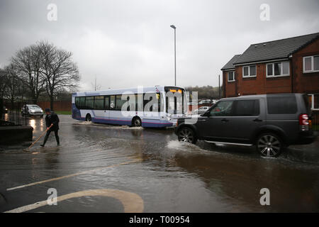 Rochdale, Regno Unito. 16 marzo 2019. Inondazioni su Todmorden Road in Littleborough, Rochdale, Regno Unito, 16 marzo 2019 (C)Barbara Cook/Alamy Live News Credito: Barbara Cook/Alamy Live News Foto Stock